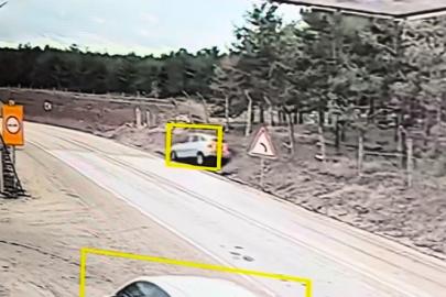 Kaygan yolda takla atan araçtaki 2 kişi yaralandı