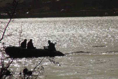 Kayıp genç gölette aranıyor