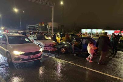 Kayseri’de otomobil kırmızı ışıkta bekleyen 5 araca çarptı: 2 yaralı