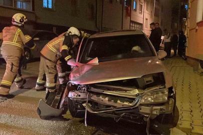 Kaza sonrası kendilerini otomobilden dışarı attılar