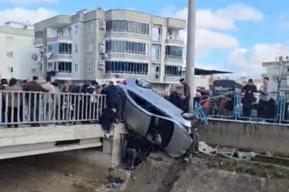 Kaza yapan araç köprünün korkuluklarında asılı kaldı, facia ucuz atlatıldı
