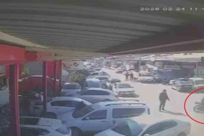 Kazada çarpışan motosiklet sürücülerinin savrulduğu anlar kamerada