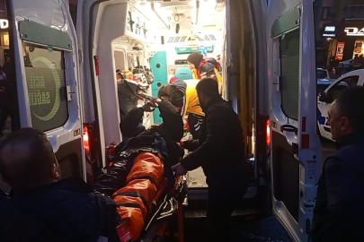 Kazada fırlayan motokurye otomobilin üzerine düştü