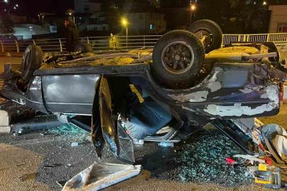 Kazada hurdaya dönen araçtan yara almadan kurtuldu