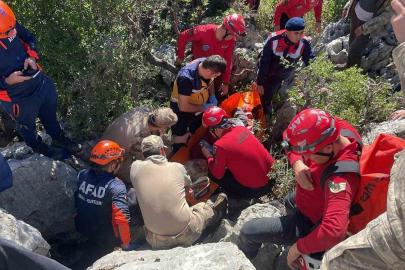 Keçilerin peşinden gidip kaya yarığına sıkışan Ayşe teyze komşularını dinlememiş