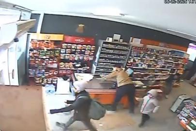 Kemah’taki deprem paniği marketin güvenlik kamerasına yansıdı