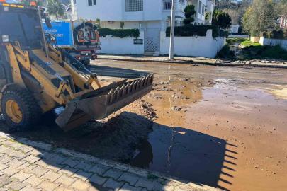 Kemer’de şiddetli yağış sonrası dağlardan inen kum ve balçıklar temizleniyor