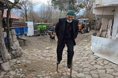 Kendi yaptığı ’ayakcak’ ile mahalleyi geziyor