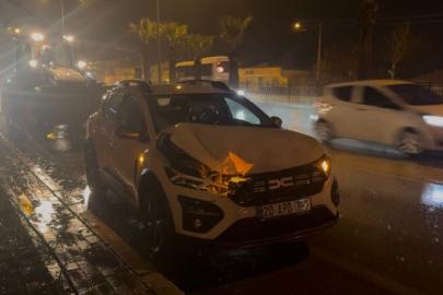 Kepçe ile çarpışan otomobilde maddi hasar meydana geldi