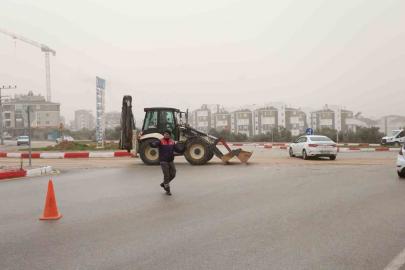 Kepez’de yağış sonrası bozulan yollara müdahale