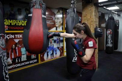 Kilo vermek için eldiven taktı, Avrupa şampiyonu oldu