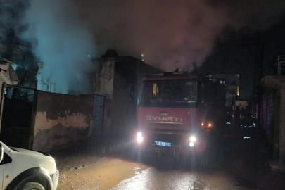 Kırıkhan’da metruk binadan alevler yükseldi