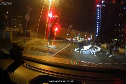 Kırmızı ışıkta yola atlayıp şınav çektiler