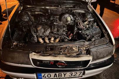 Kırşehir’de park halindeki otomobil alevlere teslim oldu