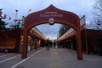 Kitap Sokağı kapılarını açtı