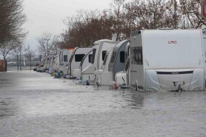 Kocaeli’de karavanlar su içinde kaldı, otopark sulara teslim oldu
