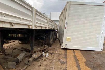 Kocaeli’de konteyner ile tır dorsesi arasında sıkışan işçi yaralandı