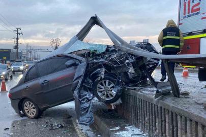 Kocaeli’de korkutan kaza: Otomobil bariyerlere ok gibi saplandı