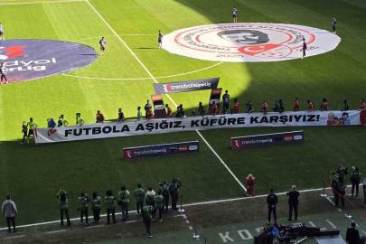 Kocaelispor - Gaziantep FK maçında anlamlı pankartlar