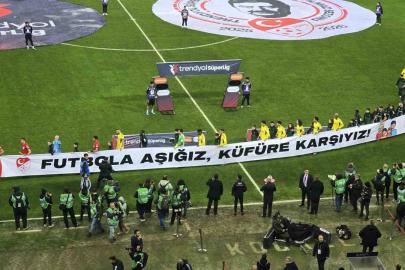 Kocaelispor ve Fenerbahçe sahaya ‘küfüre karşıyız’ pankartıyla çıktı