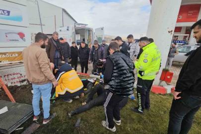 Kontrolden çıkan hafif ticari araç akaryakıt istasyonuna daldı: 2 yaralı
