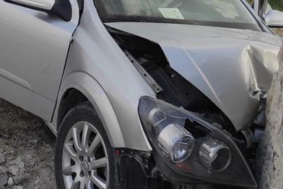 Kontrolden çıkan otomobil avlu duvarına çarptı: 4 yaralı