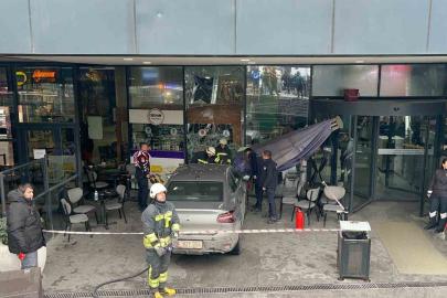 Kontrolden çıkan otomobil AVM’deki kafeye girdi: 1 yaralı