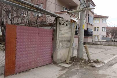 Kontrolden çıkan otomobil ters dönerek demir kapıyı kırıp bahçeye girdi