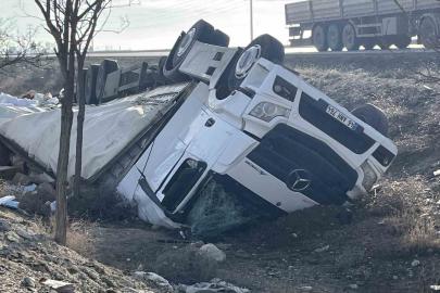 Kontrolden çıkan tır şarampole devrildi: 2 yaralı