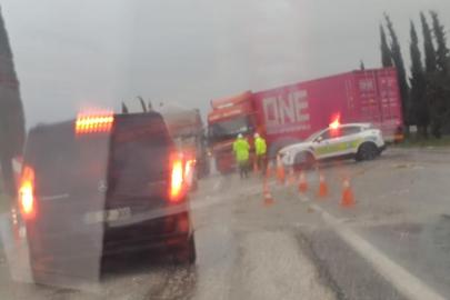 Kontrolden çıkan tır yolu kapattı