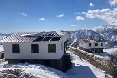 Konutların çatıları şiddetli rüzgara dayanamadı