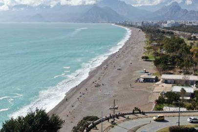 Konyaaltı Sahili’nde selin izleri arasında deniz keyfi