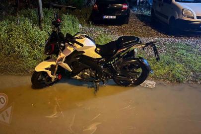 Köpeğe çarpmamak için manevra yapan motosikletin sürücüsü savrularak yaralandı