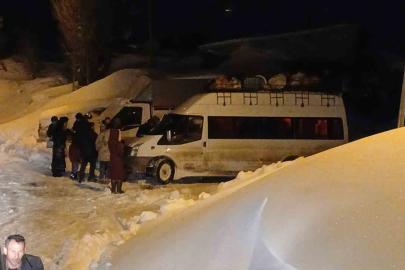 Köy yolunda mahsur kalan öğrenci servisi kurtarıldı