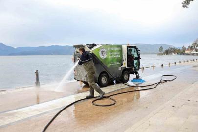 Köyceğiz gölünde sular çekildi, temizlik başladı