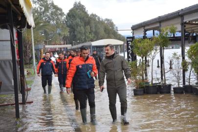 Köyceğiz Kaymakamı Kumcu, çizmesini giydi, kordonda incelemelerde bulundu