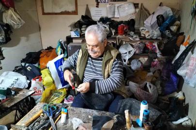 Köyceğiz’in son ayakkabı ustası, emekli oldu ama mesleğini bırakamadı