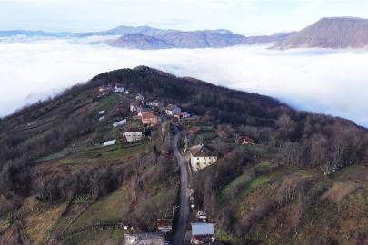 Köyü ve dağ eteklerini kaplayan sis denizi mest etti