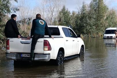 Kozan’da sel sularında mahsur kalan araçları ekipler kurtardı