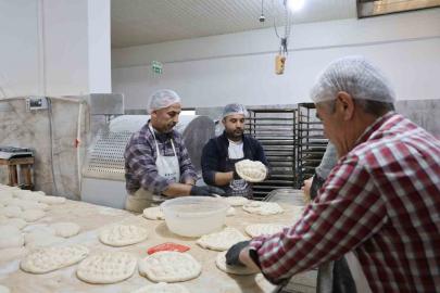 Kozan’da ustaların Ramazan ayında pide mesaisi