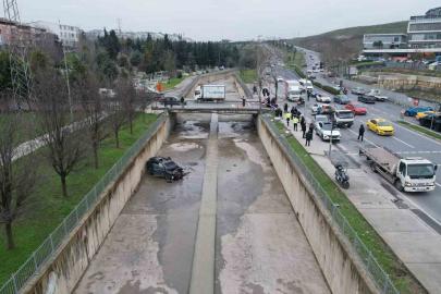 Küçükçekmece’de kazaya karışan araç, dereye uçtu