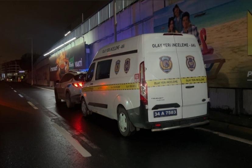 Küçükçekmece’de seyir halindeki motosiklet, temizlik aracının altına girdi: 2 ölü