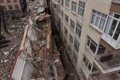 Küçükçekmece’de yıkımı yapılan binadan kopan beton parçaları yan binanın üzerine düştü