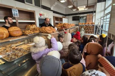 Kur’an kursu öğrencileri askıda ekmek uygulamasına destek verdi