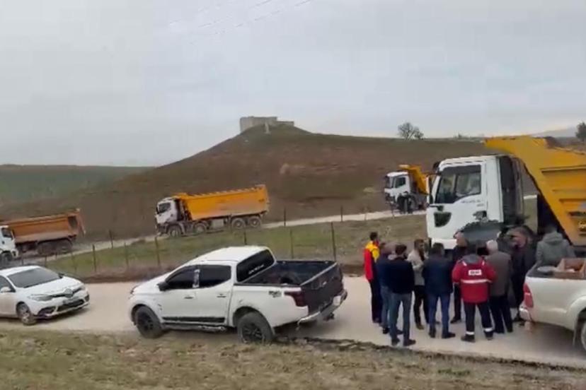 Kurtalan’da ağır tonajlı araçların geçişine tepki gösteren köylüler yolu kapattı