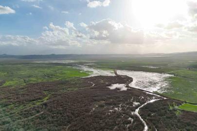 Kuruyan Marmara Gölü’ne yeniden su girişi başladı