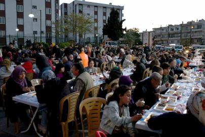 Kuşadası Belediyesi’nden Ramazan ayı boyunca 18 bin kişilik iftar yemeği