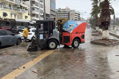Kuşadası Belediyesi’nden sağanak ve fırtına mesaisi