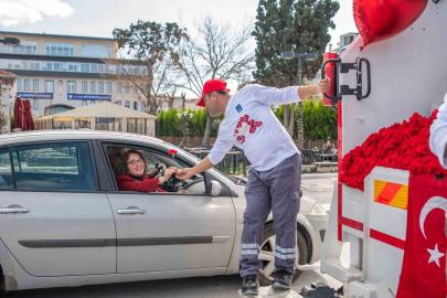 Kuşadası’nda çöp kamyonu sevgi dağıttı