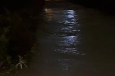 Kuşadası’nda dere taştı, alışveriş merkezi sular altında kaldı